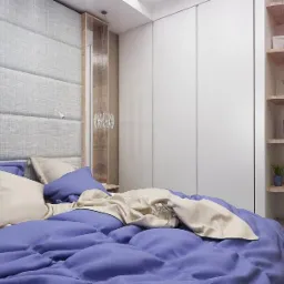 Nowoczesna sypialnia z tapicerowanym zagłówkiem w odcieniach szarości i fioletu, oświetleniem punktowym i drewnianymi półkami narożnymi z dekoracjami.