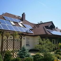 Montaż elektrowni słonecznych fotowoltaicznych baterii paneli