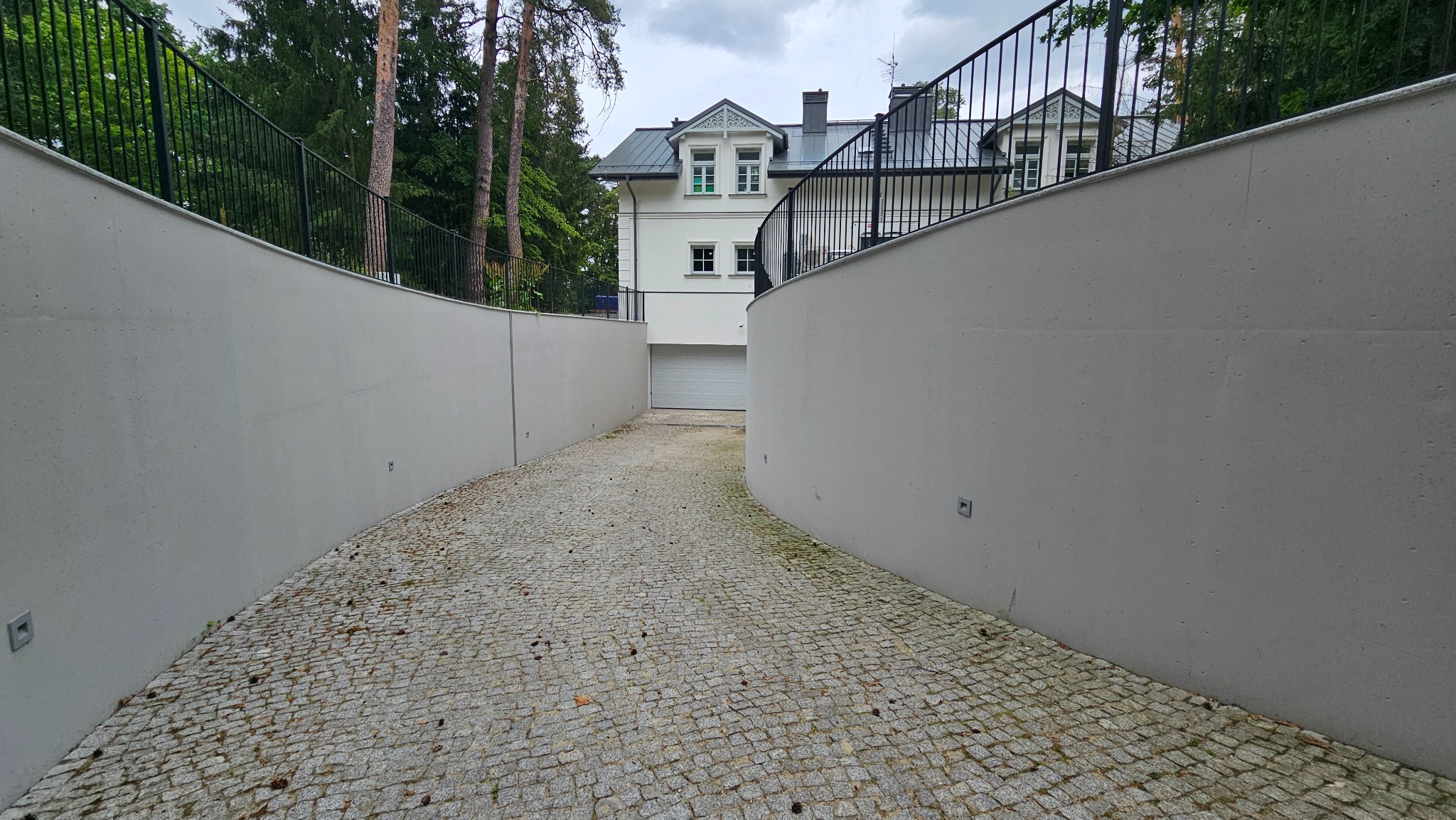 Lokalizacja: Konstancin-Jeziorna Zjazd do garażu