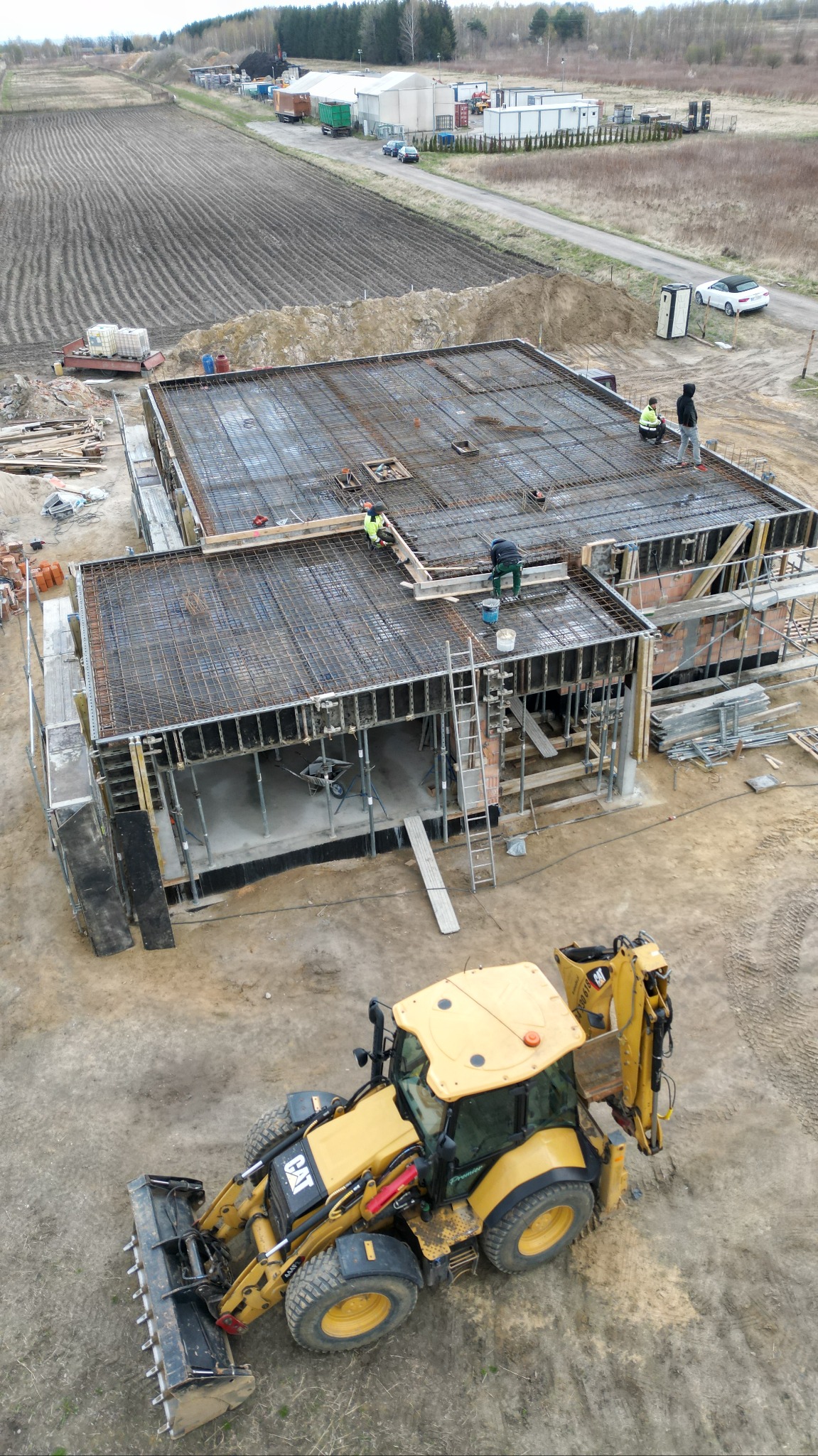 Posiadamy swoje szalunki, dźwigary, stemple itp. Również koparkę czy dźwig samojezdny co znacząco usprawnia pracę