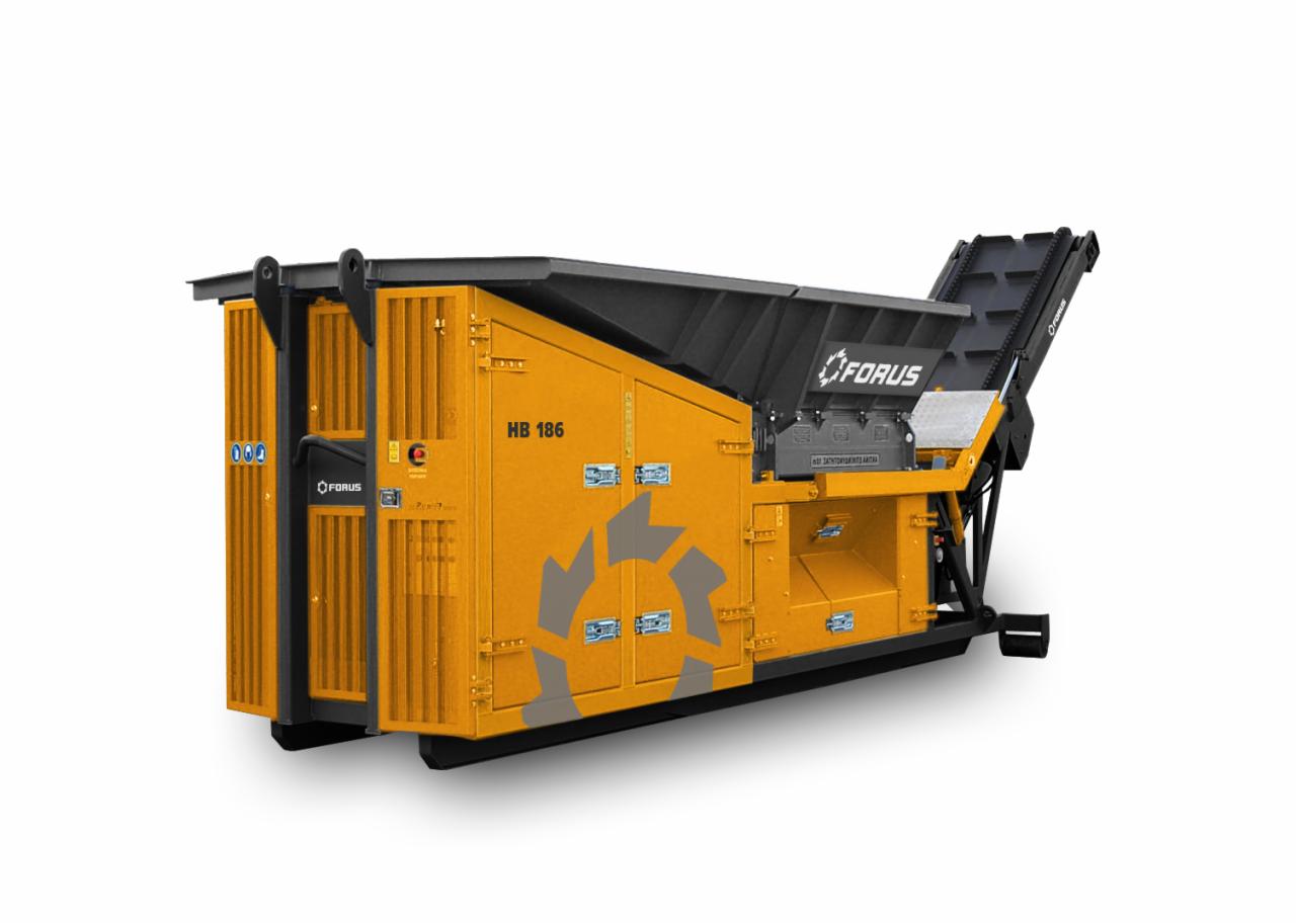 Żółty rozdrabniacz wstępny FORUS HB 186 z podajnikiem taśmowym, widoczne logo firmy na białym tle.