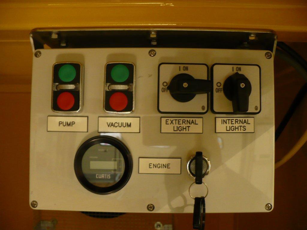 Panel sterowania myjki do pojemników na śmieci z przełącznikami, wskaźnikami LED (pompa, vacuum), włącznikami oświetlenia zewnętrznego i wewnętrznego oraz licznikiem motogodzin.