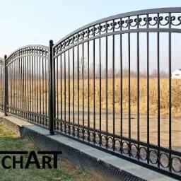 Czarny, metalowy płot z dekoracyjnymi elementami na tle łąki i domu, z widocznym logo firmy TechArt.