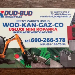 Wizytówka firmy Dud-Bud z ofertą usług WOD-KAN-GAZ-CO, usług mini koparką i instalacji wentylacyjnych, z ilustracjami koparki, instalacji i rekuperatora.
