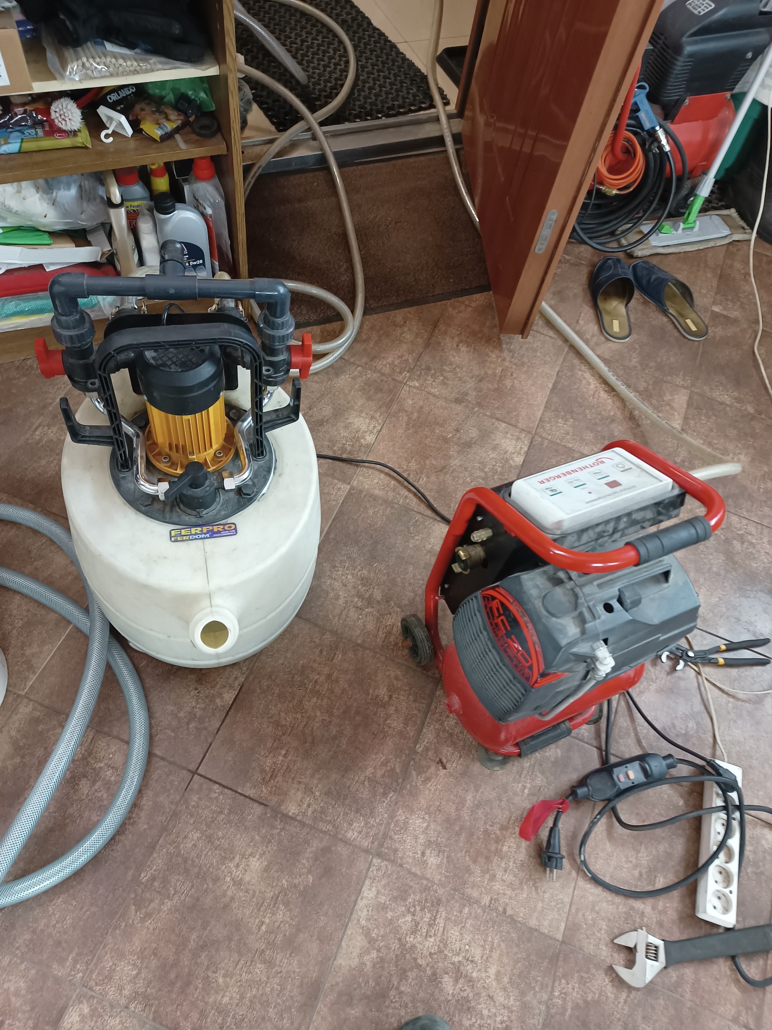 Pompa do czyszczenia instalacji centralnego ogrzewania i kompresor do instalacji ogrzewania podłogowego