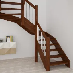 Drewniane schody z białymi balustradami, model Brick, na tle białej ściany i jasnej podłogi, obok komoda z dekoracjami.