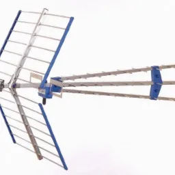 Antena telewizyjna DVB-T zamocowana na metalowym maszcie, widok na białe tło.