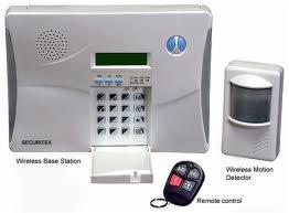 Centrala alarmowa SECURITEX z klawiaturą, czujnik ruchu i pilot zdalnego sterowania na białym tle.