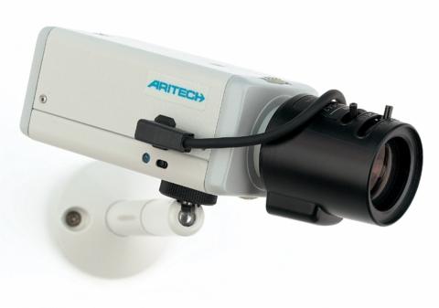 Kamera monitoringu Aritech na białym tle, widoczny kabel i mocowanie do ściany.