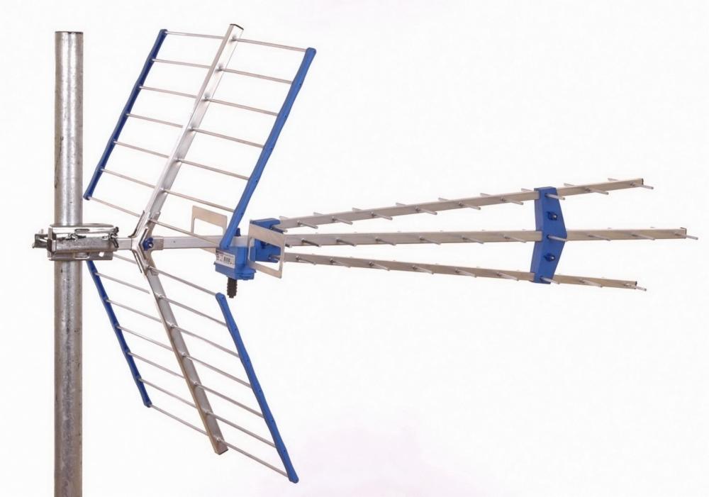 Antena telewizyjna DVB-T zamocowana na metalowym maszcie, widok na białe tło.