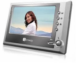 Szary wideodomofon marki Genway z widoczną na ekranie kobietą w białym fartuchu na tle górskiego krajobrazu.