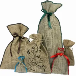 Lniane woreczki z nadrukiem i wstążkami w różnych kolorach, uszyte w Rokietnicy. Różne rozmiary, faktura lnu widoczna, białe tło, estetyczne wykończenie.