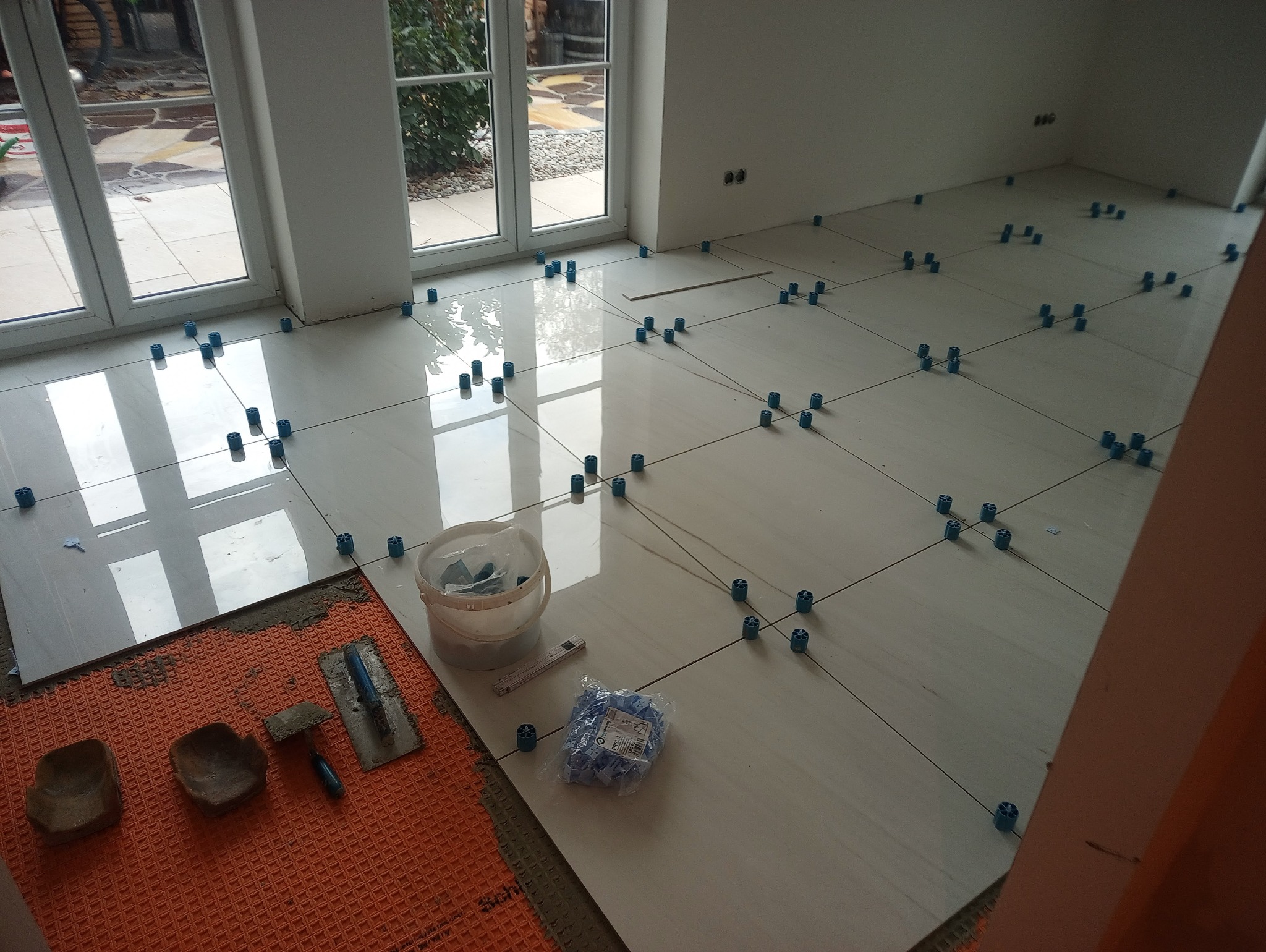 Układanie wieloformatowych płytek w salonie – precyzyjne i estetyczne wykonanie, München i okolice.