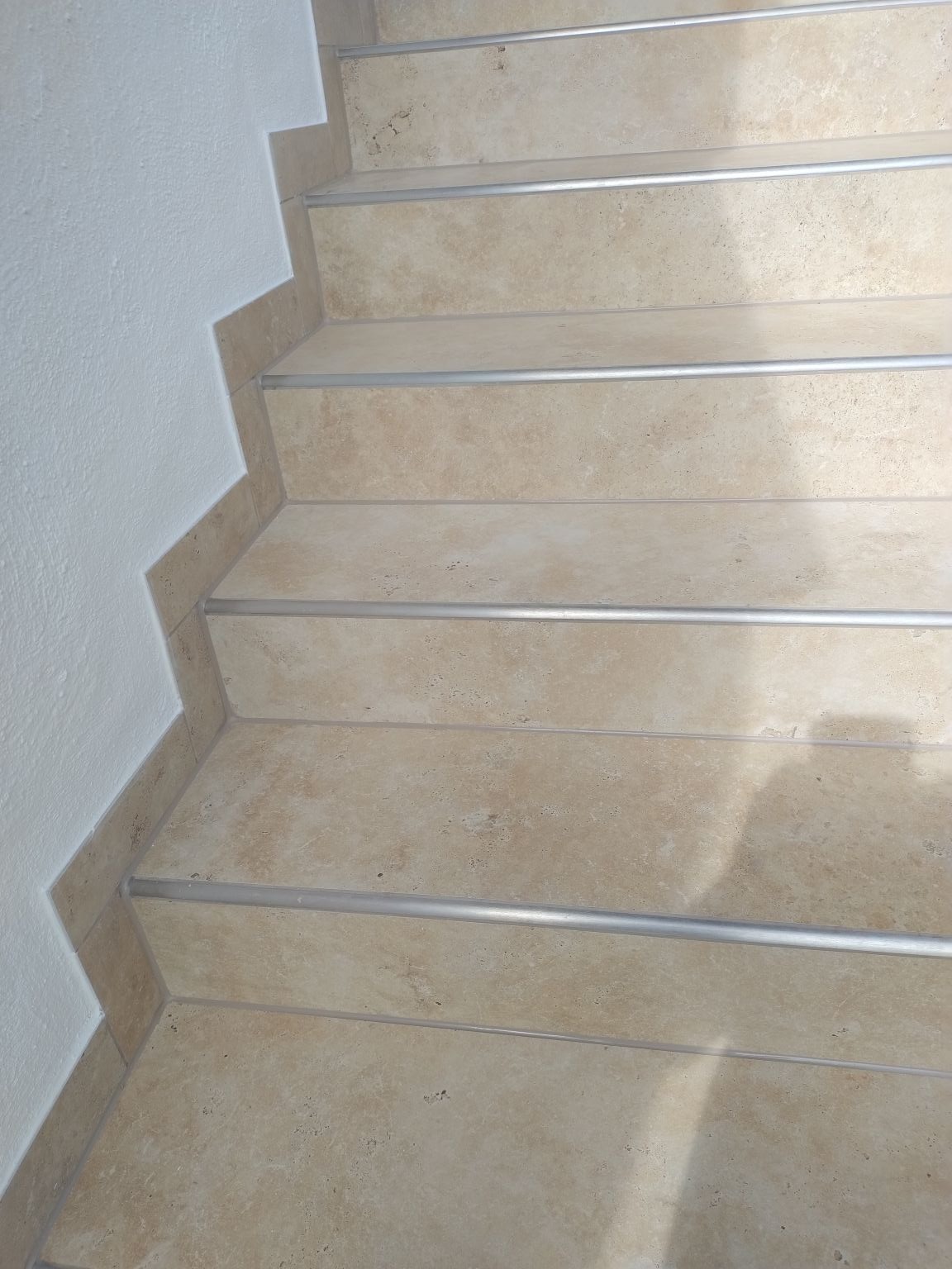 Układanie płytek na schodach – precyzyjne i estetyczne wykończenie, München i okolice.