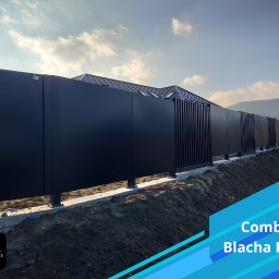 EURO-FENCES Slawomir Sulkowski - Nowoczesne ogrodzenie z czarnych paneli pełnych i ażurowych, na betonowej podmurówce, z widokiem na dom i wzgórza w tle.
