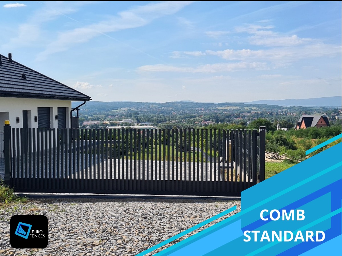 Nowoczesna brama wjazdowa przesuwna z pionowych profili metalowych, widok na panoramę miasta w tle, logo firmy w lewym dolnym rogu i oznaczenie modelu 'COMB STANDARD' w prawym dolnym rogu.