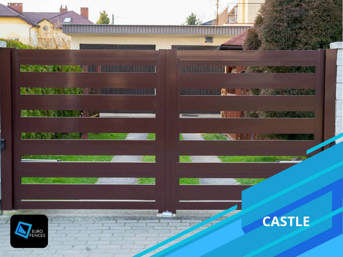 Nowoczesna brama wjazdowa z poziomymi przęsłami w kolorze brązowym, widok z zewnątrz na posesję z kostką brukową i zielonym trawnikiem.