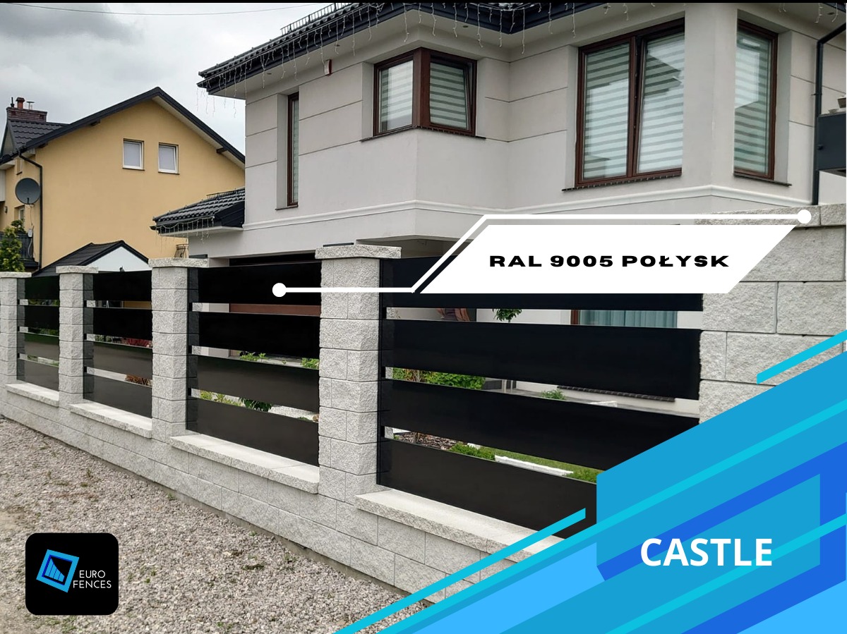 Nowoczesne ogrodzenie panelowe z czarnymi, poziomymi przęsłami i kamiennymi słupkami, RAL 9005 połysk, widok na dom w tle.