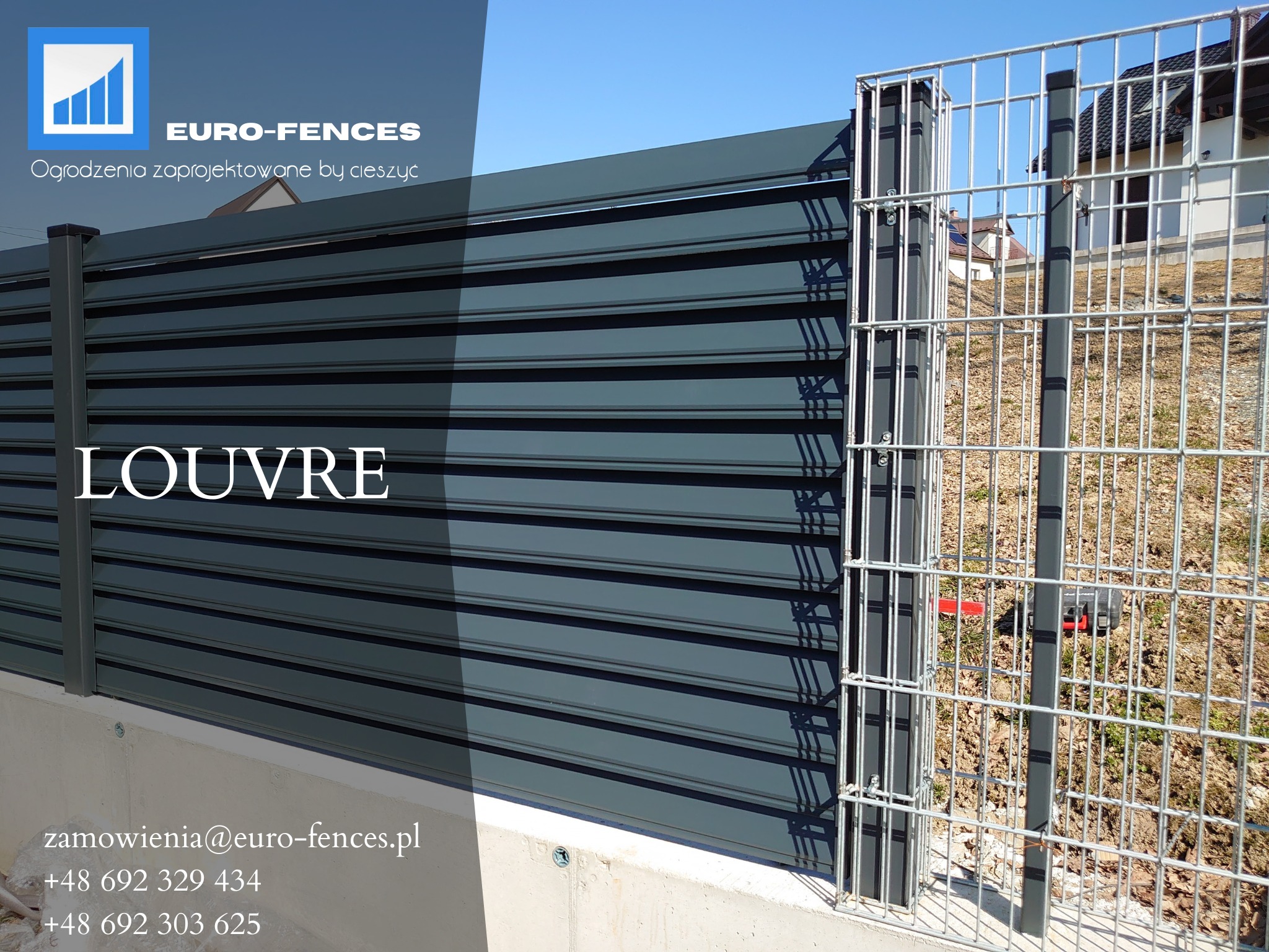 Kombinacja ogrodzenia lamelowego w kolorze grafitowym z przęsłem z siatki zgrzewanej, widoczne elementy montażowe, w tle zabudowa jednorodzinna.