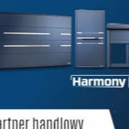 Reklama firmy DAKO prezentująca bramę garażową segmentową w kolorze grafitowym z poziomymi przetłoczeniami, drzwi wejściowe w tym samym kolorze i roletę zewnętrzną na tle niebieskim, z widocznym...