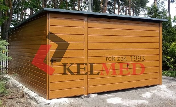 Gotowy garaż blaszany z drzwiami, imitujący drewno, z ciemnym dachem i widocznym logo firmy na fasadzie.