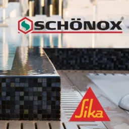 Wykończony brzeg basenu z mozaiki w odcieniach szarości, z widocznymi logotypami firm SchönoX i Sika, na pierwszym planie kratka odpływowa.