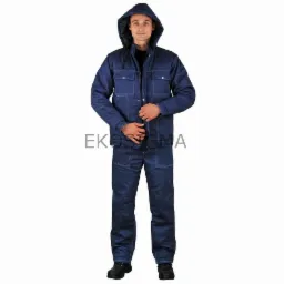 Mężczyzna prezentuje kompletny, granatowy strój roboczy z kapturem i białymi przeszyciami, stojąc na białym tle.