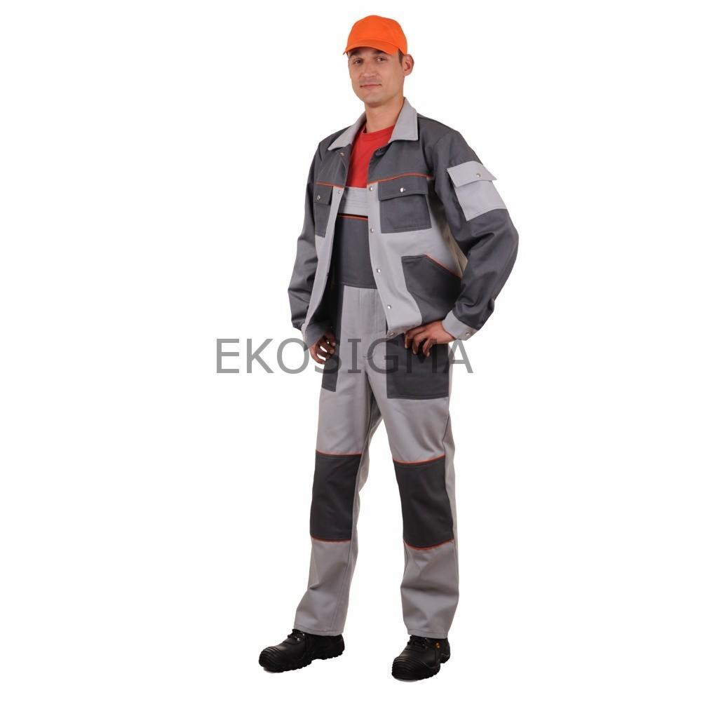 Mężczyzna w szaro-pomarańczowym komplecie roboczym z kieszeniami i czarnych butach, na białym tle, prezentuje odzież ochronną.