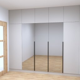 Nowy Wymiar Mebli - Wizualizacja szafy wnękowej z białymi frontami i lustrami, z minimalistycznymi, pionowymi uchwytami, na tle drewnianej podłogi i białych ścian, z widocznymi dwoma drewnianymi drzwiami.