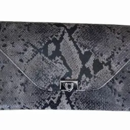 Elegancka kopertówka z szarej skóry ekologicznej imitującej skórę węża, zapinana na metalowy zatrzask, leżąca na białym tle.