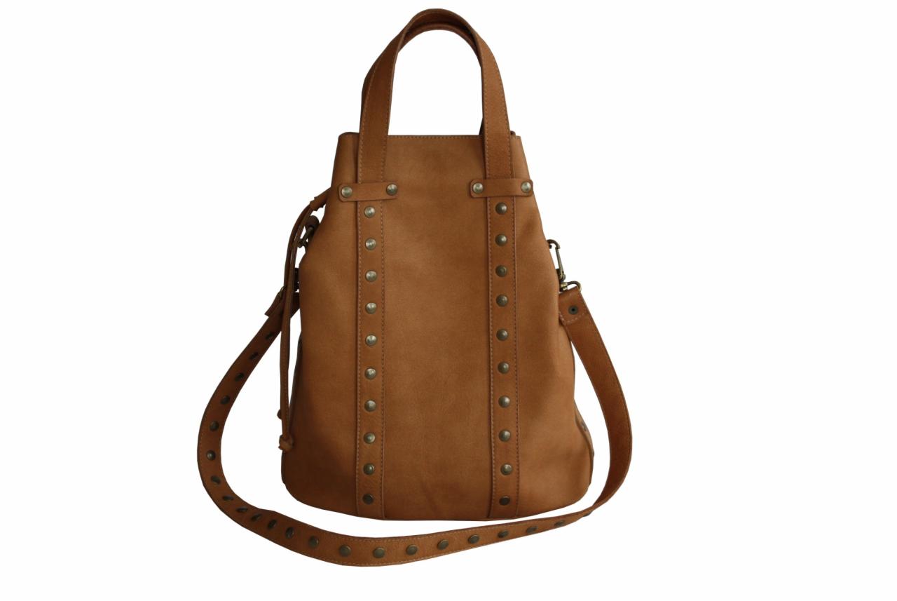 Brązowa skórzana torba z krótkimi uchwytami i długim paskiem na ramię, ozdobiona nitami wzdłuż pionowych pasków.