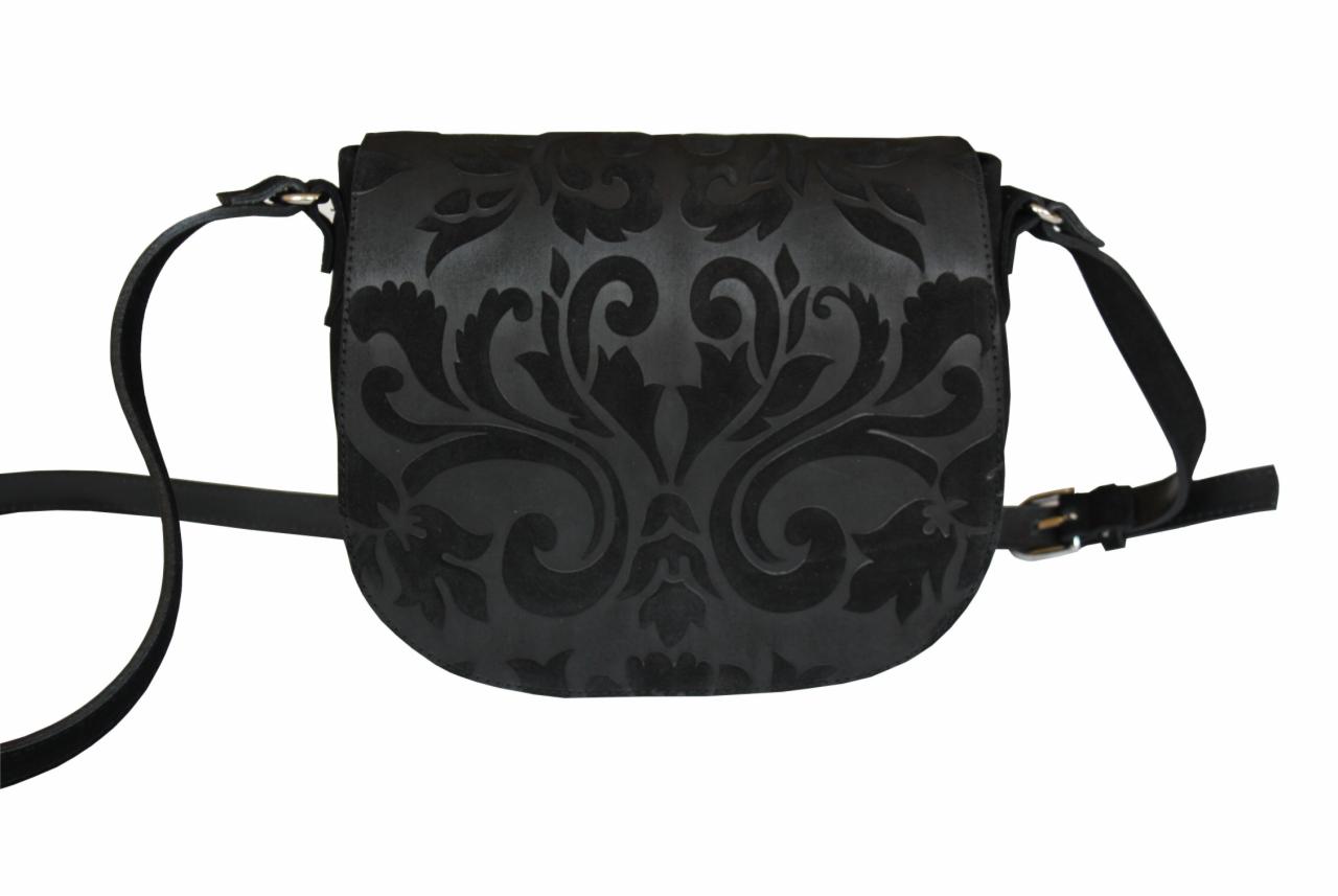 Czarna skórzana torebka z wytłaczanym, barokowym wzorem kwiatowym, z regulowanym paskiem na ramię, na białym tle.