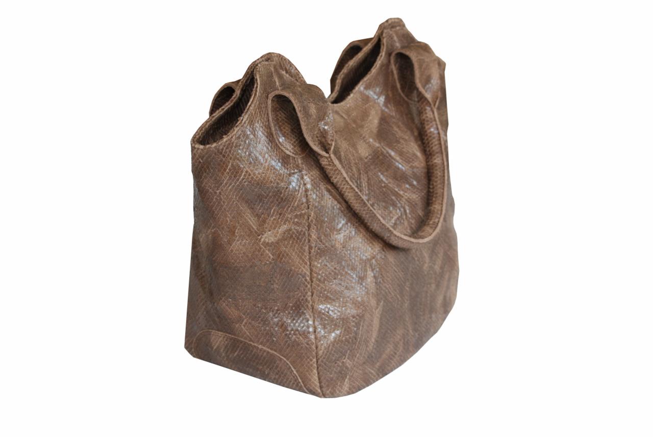 Brązowa torba damska z imitacji skóry węża, z krótkimi uchwytami, na białym tle.