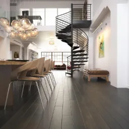 Nowoczesne wnętrze z ciemną podłogą z desek, spiralnymi schodami i designerskim oświetleniem. Widok na otwartą przestrzeń mieszkalną z elementami drewnianymi.