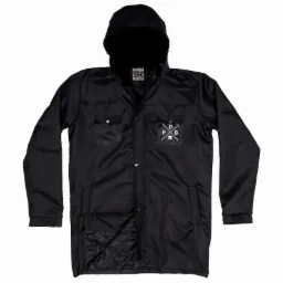 Długa, czarna kurtka z kapturem podszytym futerkiem, z kieszeniami na piersi i naszywką z logo D×F×G. Widoczna pikowana podszewka dolnej kieszeni.