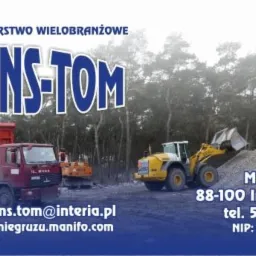 Zdjęcie wizytówki firmy Trans-Tom z Inowrocławia. Na tle sprzętu budowlanego (ładowarka, wywrotka, koparka) widnieje nazwa firmy, adres, telefon, e-mail i NIP.