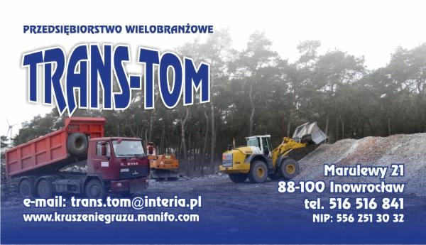 Zdjęcie wizytówki firmy Trans-Tom z Inowrocławia. Na tle sprzętu budowlanego (ładowarka, wywrotka, koparka) widnieje nazwa firmy, adres, telefon, e-mail i NIP.