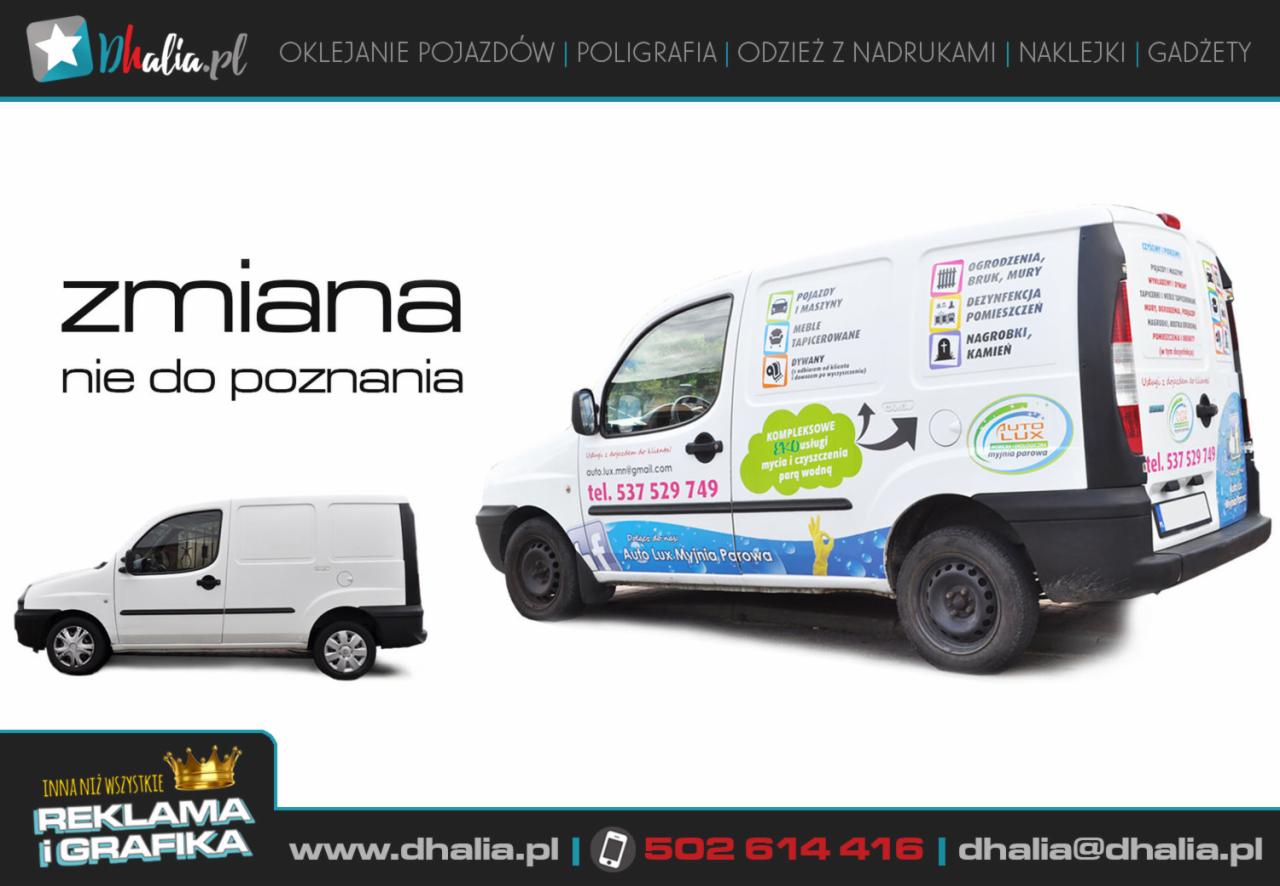 Dwa białe busy: jeden oklejony reklamą myjni parowej Auto Lux z motywami wody i dłoni, drugi bez oklejenia, z napisem 'zmiana nie do poznania' na górze.