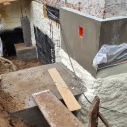 Izolacja fundamentu pianą zamknięto komorową