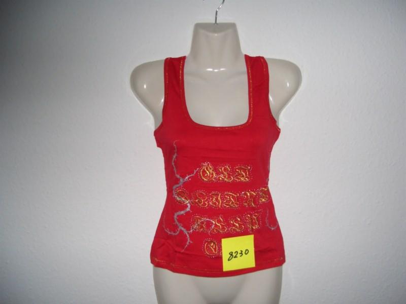 Czerwona bluzka damska typu top z ozdobnymi złotymi i srebrnymi wzorami, prezentowana na plastikowym manekinie z widoczną żółtą karteczką z numerem.