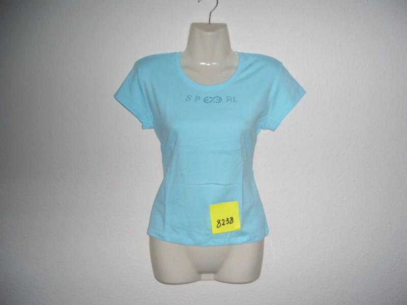 Jasnoniebieska bluzka damska z krótkim rękawem na manekinie, z napisem 'SPOOL RL' powyżej dekoltu i żółtą karteczką '8238' przypiętą z boku.
