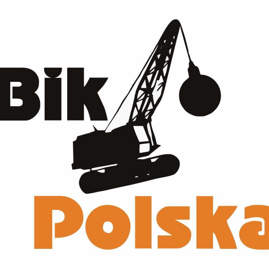 Czarno-pomarańczowe logo firmy BIK Polska z sylwetką dźwigu z kulą do wyburzeń na białym tle.