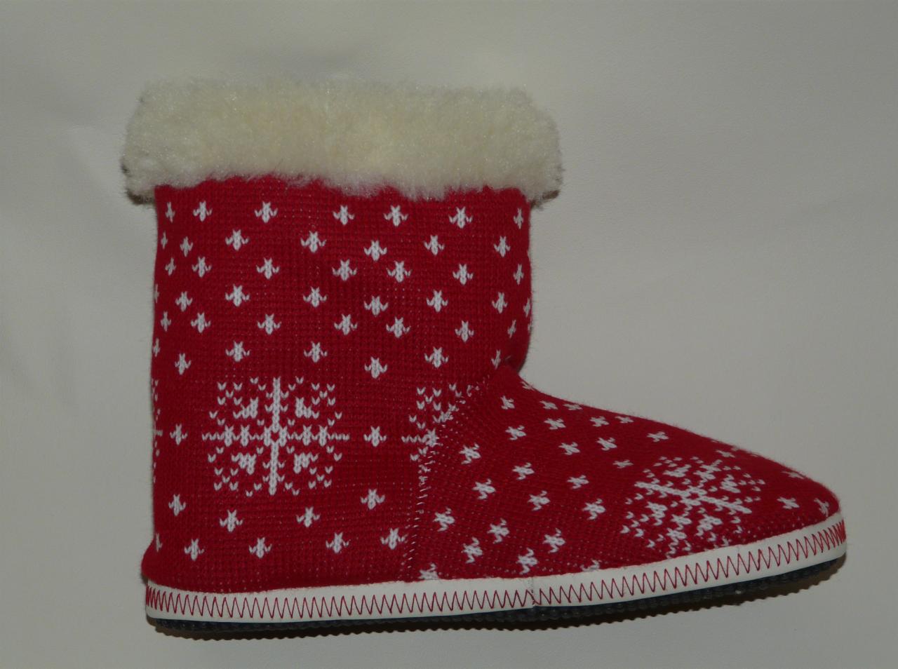 Czerwony, dziergany but-kapcie z białym, świątecznym wzorem i futrzanym wykończeniem, widoczny z boku na jasnym tle. Wykończenie podeszwy w zygzak.