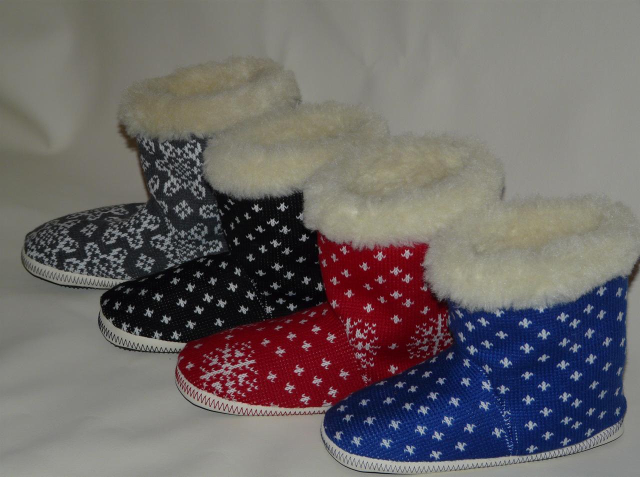 Rząd kolorowych, wzorzystych kapci-botków z futerkiem: szare, czarne, czerwone i niebieskie. Widoczne detale szycia i materiał. Przytulne obuwie domowe.
