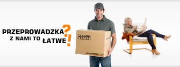 Uśmiechnięty mężczyzna w czapce trzyma karton z symbolami ostrożnego transportu, w tle kobieta relaksuje się w fotelu, a obok napis 'Przeprowadzka z nami to łatwe!'