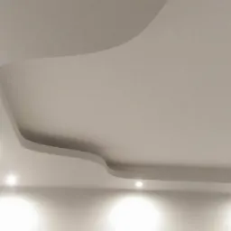 Nowoczesny sufit podwieszany z płyt kartonowo-gipsowych z oświetleniem punktowym, widok z dołu.