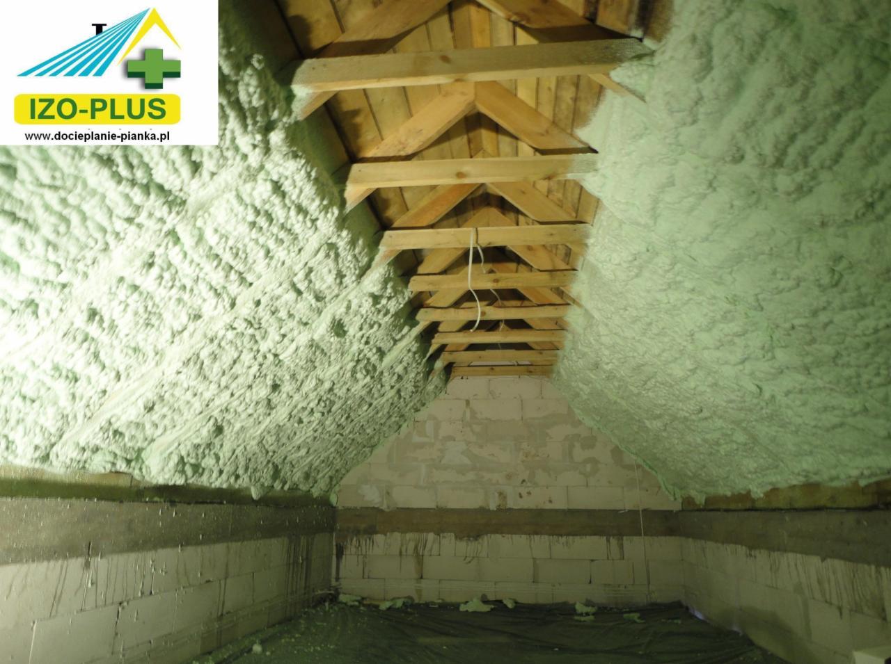 Poddasze ocieplone pianką PUR, widoczne drewniane elementy konstrukcyjne dachu i fragment ściany z bloczków. Ocieplenie wykonane przez IZO-PLUS.