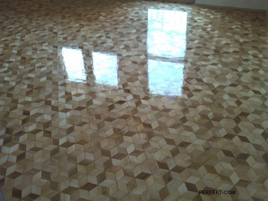 Parkiet ułożony we wzór kostki 3D z widocznym połyskiem lakieru i odbiciem okna.