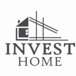 Logo firmy Invest Home przedstawiające stylizowany dom w trakcie budowy z elementami rusztowania na białym tle.