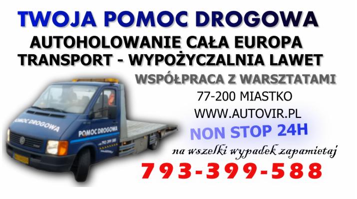 Niebieska laweta z napisem 'Pomoc Drogowa' na tle reklamy z numerem telefonu i hasłem 'Autoholowanie Cała Europa'.